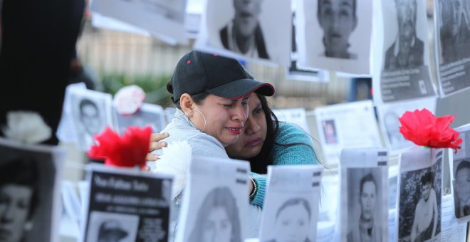 30/08/2019.- Dos mujeres lloran durante una manifestación de familiares de personas desaparecidas en Ciudad de México. / EFE - MARIO GUZMÁN