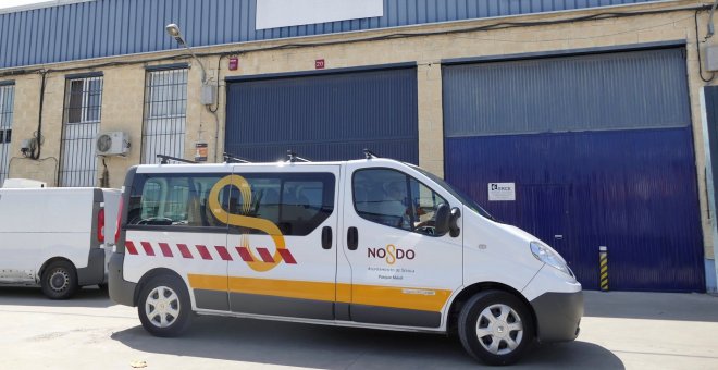27/08/2019.- Una furgoneta del Ayuntamiento de Sevilla llega para recoger muestras a la sede de la empresa Magrudis. / EFE - JOSÉ MANUEL VIDAL