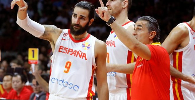 El seleccionador español de baloncesto, Sergio Scariolo (d), da instrucciones al base Ricky Rubio durante el partido ante Túnez correspondiente al Grupo C de la primera fase del Mundial de baloncesto 2019 que tiene lugar en China, disputado este sábado en