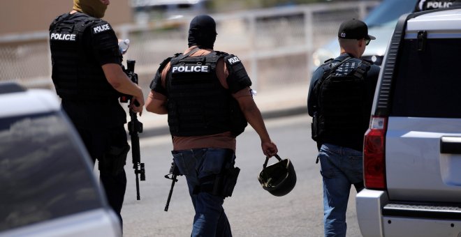 Varios agentes de policía, tras el tiroteo en un Walmart en El Paso (Texas).- Jorge Salgado (REUTERS)