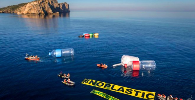 Activistas de Greenpeace durante una acción contra los plásticos en Baleares.- EFE
