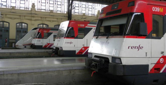 Trenes de cercanías en la estación del Norte de Valencia, en una imagen de archivo. / EFE - RENFE