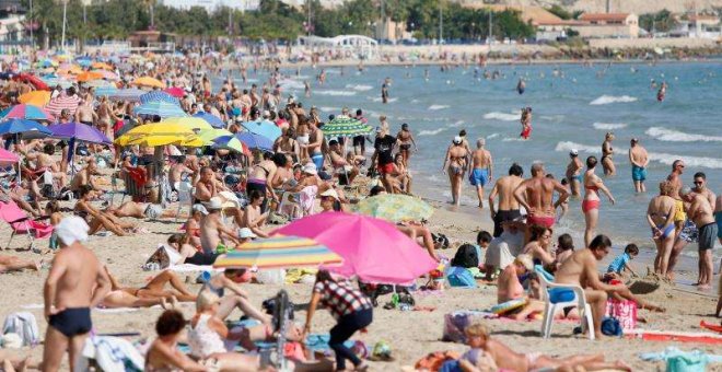 Turistas en una playa de la Comunitat Valenciana. EFE