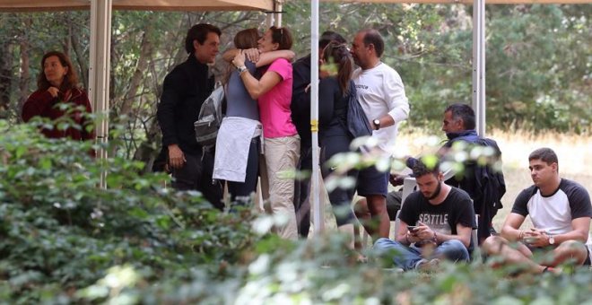 La familia de la desaparecida Blanca Fernández Ochoa, este lunes, durante el dispositivo de búsqueda exesquiadora, desaparecida desde el pasado 23 de agosto, que peina la sierra de Madrid, en la zona de Cercedilla (Madrid). /EFE