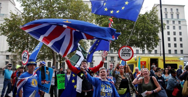 Ciudadanos contrarios al brexit se manifiestan enfrente de la residencia del primer ministro en Londres. /REUTERS