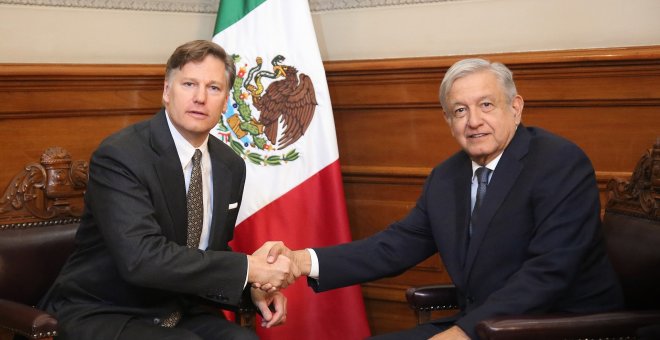 26/08/2019.- El presidente de México, Andrés Manuel López Obrador (d) saluda al embajador de Estados Unidos en el país, Christopher Landau (i). / EFE