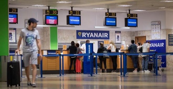 02/09/2019.-Pasajeros en el aeropuerto de Girona, que vive la segunda jornada de huelga de los tripulantes de cabina de Ryanair contra el cierre de cuatro bases en España, entre ellas la de Girona. EFE/ David Borrat