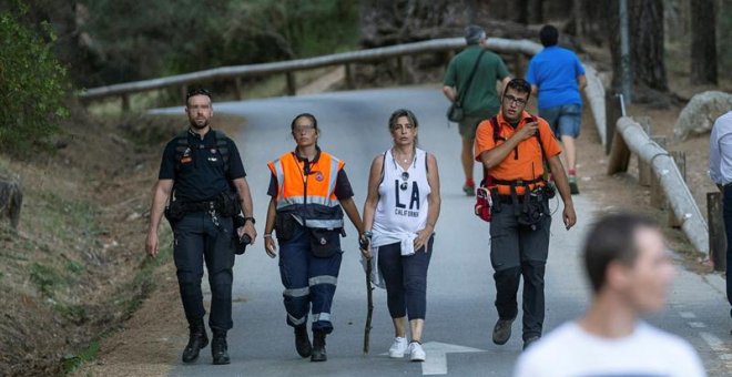 Agentes del Cuerpo de Policía Nacional, de Bomberos, de la Guardia Civil, así como voluntarios participan en las labores de búsqueda de Blanca Fernández Ochoa en Cercedilla (Madrid). /EFE