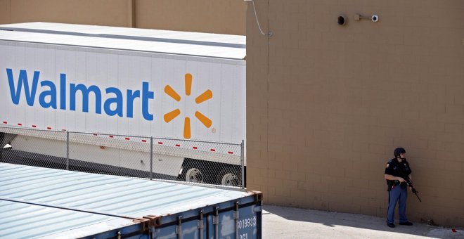 03/08/2019.- Un policía durante el tiroteo de El Paso (Texas) el pasado 3 de agosto en Walmart. / EFE