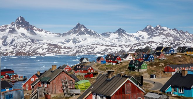 La nieve cubre las cumbres sobre el puerto y las casas de la ciudad de Tasiilaq, la comunidad más populosa en Groenlandia Oriental. REUTERS/Lucas Jackson