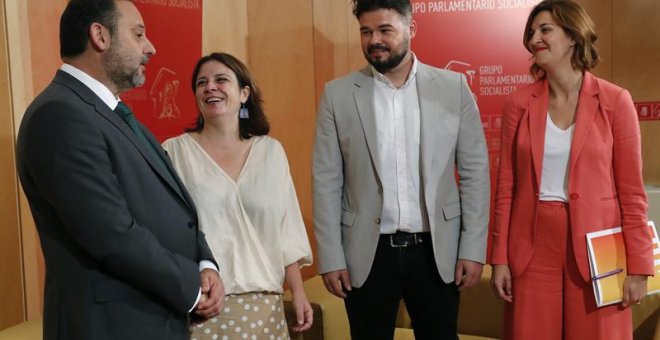 La vicesecretaria general y portavoz del Grupo Parlamentario Socialista, Adriana Lastra, y el secretario de Organización y ministro de Fomento en funciones, José Luis Ábalos, en la reunión con el portavoz de ERC en el Congreso, Gabriel Rufián, y la portav