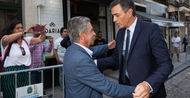 MIguel Ángel Revilla y Pedro Sánchez, momentos antes de acceder al restaurante en el que han comido este miércoles.