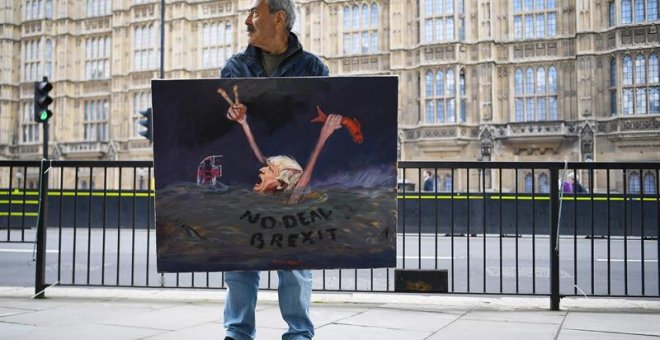 04/09/2019.- El artista de sátira política Kaya Mar posa para el fotógrado con su obra de protesta, que ilustra al primer ministro británico Boris Johnson desbordado, este miércoles, ante el Parlamento de Londres (Reino Unido). El conservador Boris Johnso