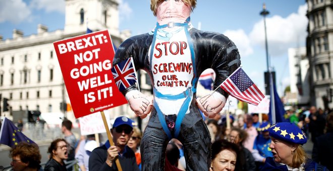 Ciudadanos contrarios al brexit protestan a las afueras del Parlamento británico. /REUTERS
