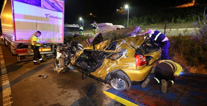 Estado en el que quedó el turismo Audi A3 después de chocar anoche contra un camión que estaba estacionado en el término municipal de Redondela. El conductor del turismo murió y quedó atrapado en el interior del vehículo. EFE/Sxenick