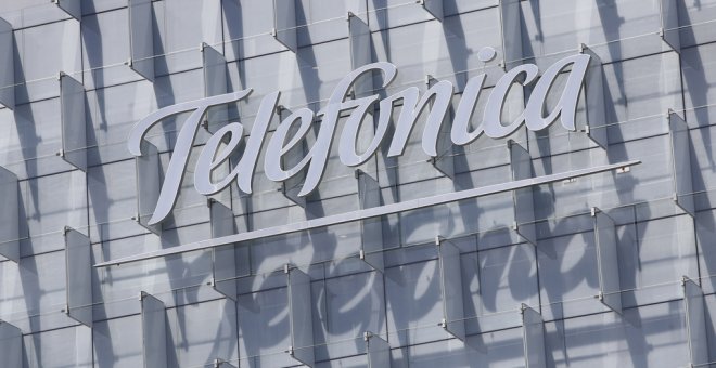 Logo de Telefónica insertado en el edificio de su sede en la Ronda de la Comunicación, en la zona norte de Madrid. E.P./Eduardo Parra