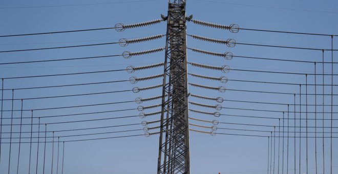 Cables de alta tensión cerca de una planta eléctrica de la portuguesa EDP, cerca de la localidad lusa de Carregado. REUTERS/Rafael Marchante