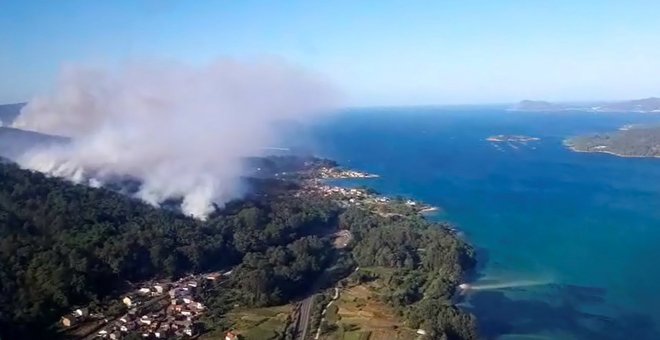 Los servicios de extinción del incendio forestal de Miñortos en la localidad coruñesa de Porto do Son./ EFE