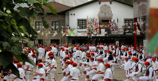 Celebración del Día del Ezpatadantzari en Izurza.