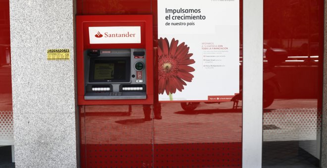 Un cajero del Banco Santander en una oficina en Madrid. E.P./Eduardo Parra