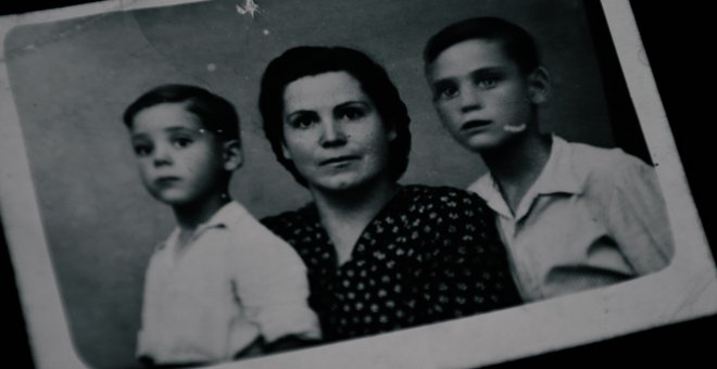 Doña Ángeles en una imagen junto a sus dos hijos. / RELATORAS PRODUCCIONES