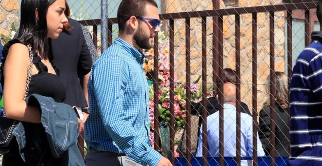 El hijo de Blanca Fernández Ochoa, David Fresneda, a su llegada a la capilla ardiente de la fallecida medallista olímpica, instalada en el tanatorio de Cercedilla en Madrid, este sábado.- EFE/ Fernando Alvarado