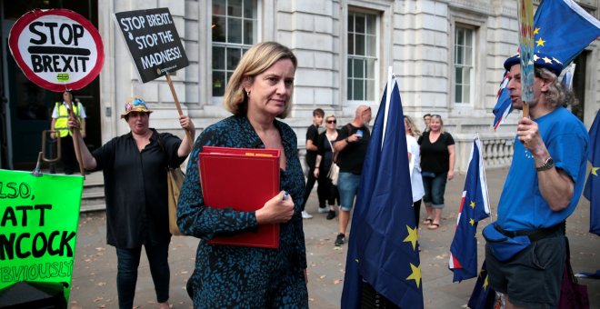 La ministra de Trabajo y Pensiones británica, Amber Rudd, juntao a manifestantes contrarios al brexit. /REUTERS