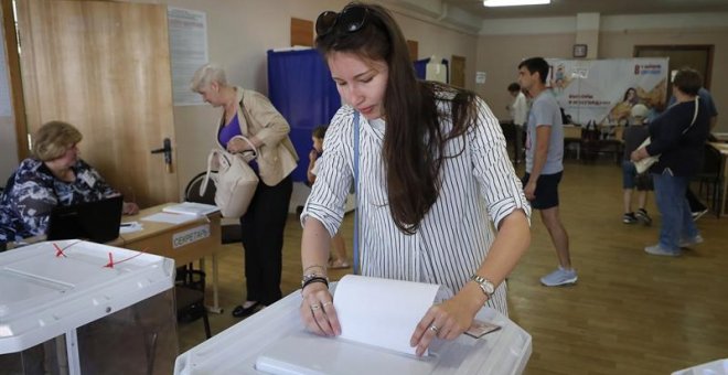 Una mujer vota en los comicios moscovitas. EFE/EPA/YURI KOCHETKOV