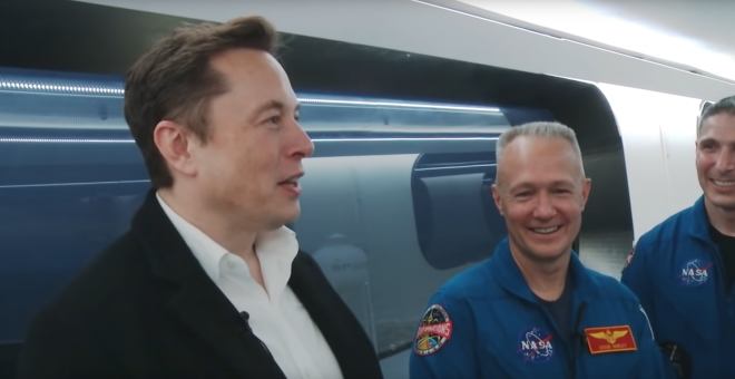 Elon Musk charla con astronautas de la NASA antes del lanzamiento de un cohete no tripulado de Space X./NASA