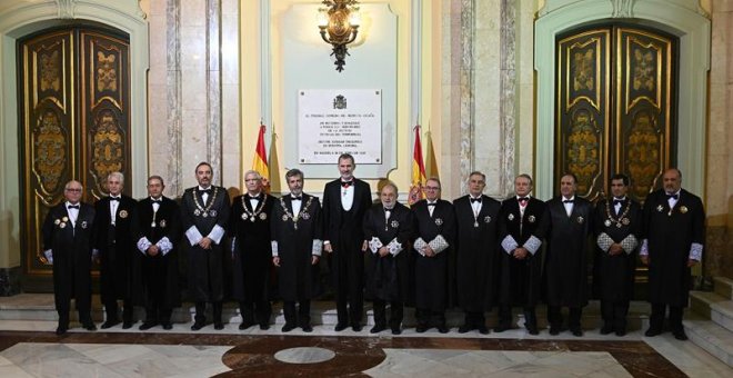 El rey Felipe VI, y el presidente del Tribunal Supremo Carlos Lesmes (6i), durante la fotografía de familia en el acto de apertura del año judicial, esta mañana en el Tribunal Supremo. EFE/FERNANDO VILLAR