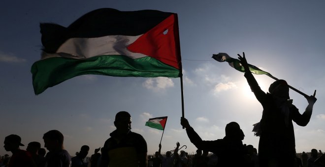 23/08/2019 - Palestinos protestan contra la ocupación israelí en el sur de la Franja de Gaza. / REUTERS - IBRAHEEM ABU MUSTAFA