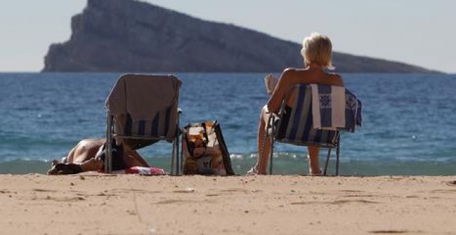 Dos jubilados disfrutan del sol en Benidorm. EFE/Archivo