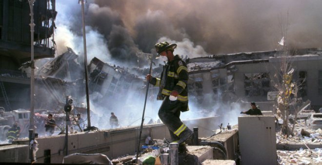 Bomberos trabajando tras el derrumbe de las Torres Gemelas el 11 de septiembre de 2001. / Library of Congress