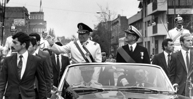 El general Augusto Pinochet (l), jefe de la junta militar chilena, saluda el 11 de septiembre de 1973 en Santiago, poco después de la muerte del presidente Allende, elegido en las urnas.- AFP
