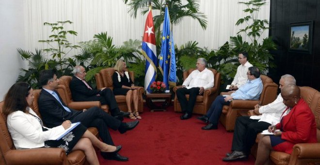 El presidente cubano Miguel Díaz-Canel, con la Alta Representante de la Unión Europea para Asuntos Exteriores, Federica Mogherini, acompañados de altos funcionarios y diplomáticos en La Habana (Cuba). EFE