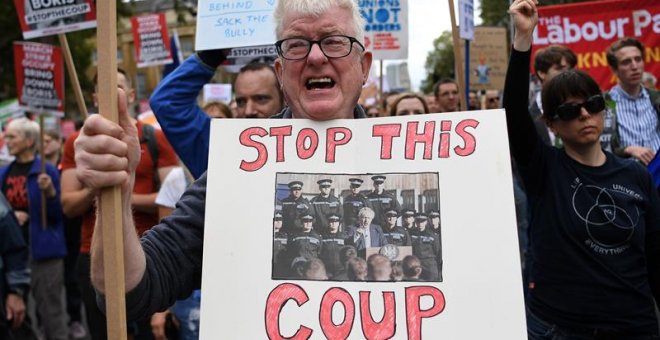 07/09/2019.- Protestas contra el primer ministro británico, Boris Johnson, en Londres, después de que pidiera cerrar el Parlamento británico. EFE/EPA/Andy Rain