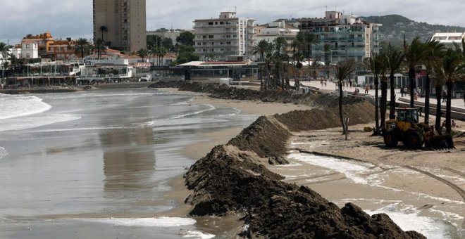 11/09/2019.-Imagen del muro de arena levantado hoy en la playa del Arenal de Jávea.La DANA (depresión aislada en niveles altos) que afecta a la Comunitat ha llevado a decretar la alerta naranja en la Comunitat Valenciana por lluvias de hasta 100 litros p