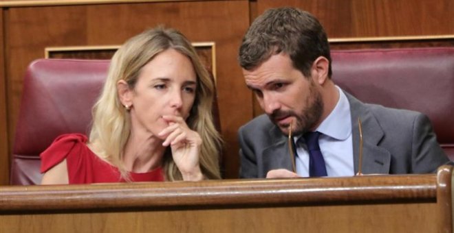 La portavoz del PP en el Congreso, Cayetana Álvarez de Toledo, habla con el presidente del PP Pablo Casado, durante el Pleno extraordinario en el Congreso para tratar la gestión del 'Open Arms'Jesús Hellín - Europa Press