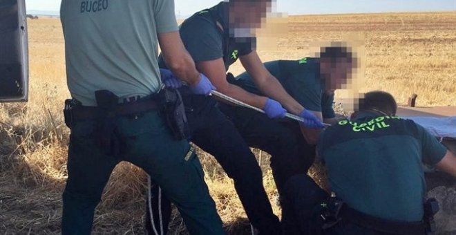 Los policías trabajando cerca del pozo. GUARDIA CIVIL