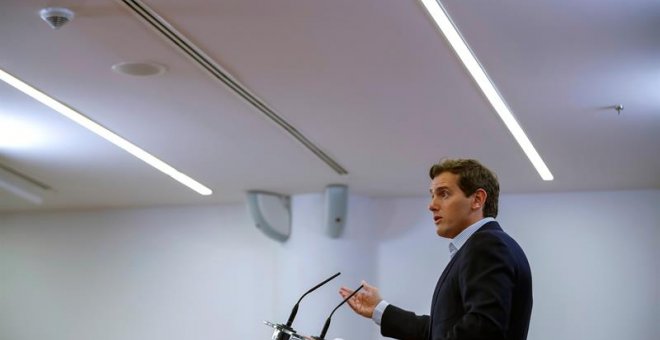 El líder de Ciudadanos Albert Rivera, durante la rueda de prensa que ha celebrado este jueves en el Congreso de los Diputados. EFE/Emilio Naranjo