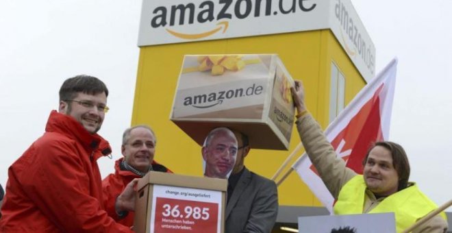 Fotografía de archivo de miembros de sindicatos protestan a las puertas del centro logístico de Amazon en Bad Hersfeld (Alemania). /EFE