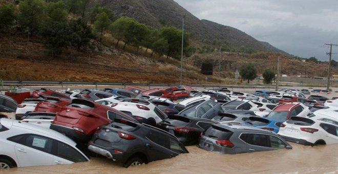 Ciento de coches inundados tras el paso de la Gota Fría en un depósito de vehiculos en Orihuela.EFE/MORELL