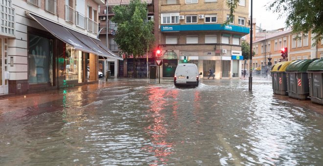 13/09/2019.- Un coche circula esta mañana por la calle Princesa de Murcia, inundada tras las intensas lluvias caídas esta madrugada. EFE/Marcial Guillén