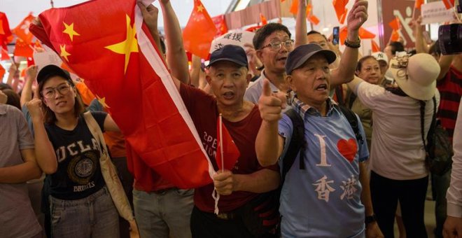 Manifestantes pro-China realizan una contramanifestación ante los críticos con el gobierno en la Plaza Amoy. EFE/EPA/JEROME FAVRE
