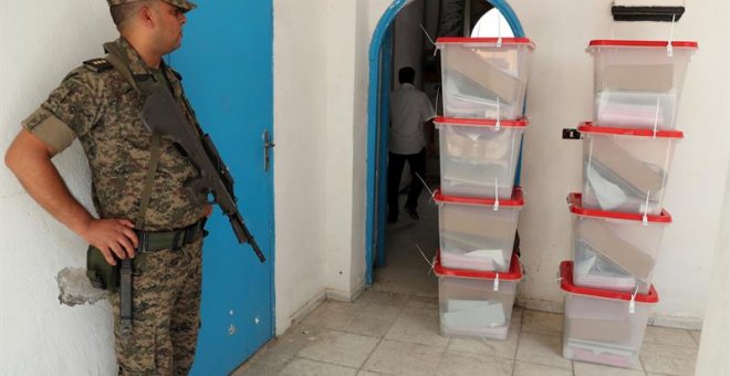 Un soldado vigila las urnas en las que siete millones de tunecinos están llamados a depositar su voto. EFE/EPA/MOHAMED MESSARA