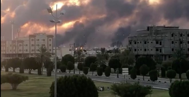 Vista del humos y las llamas tras el incendio en una planta petrolera de Aramco en Abqaiq, Arabia Saudí.- REUTERS