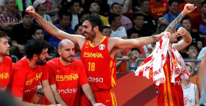 El ala-pívote español Pierre Oriola (c), celebra durante el partido de la final del Mundial de Baloncesto de China 2019 ante Argentina, disputado este domingo en el pabellón Wukesong de Pekín. EFE/Juan Carlos Hidalgo