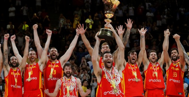 El alero de la selección española de baloncesto Rudy Fernández (c) y sus compañeros. EFE/Juan Carlos Hidalgo