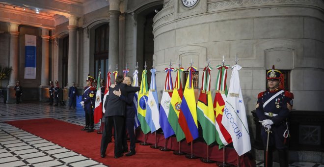 17/07/19 - Macri y Bolsonaro se saludan en la cumbre de Jefes de Estado de Mercosur organizada en Santa Fe (Argentina), el pasado mes de julio. ISAC NÓBREGA/ PR