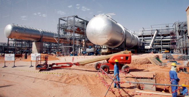 Imagen de archivo de las instalaciones de la petrolera saudí Aramco en Khurais, que atacada este fin de semana con drones, reuivindicados por los rebeldes hutíes de Yemen. EFE / EPA / ALI HAIDER